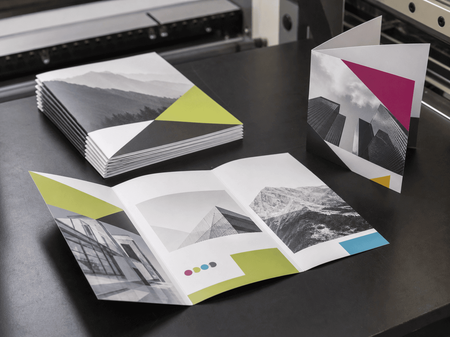 Brochure aperte e piegate durante la preparazione
