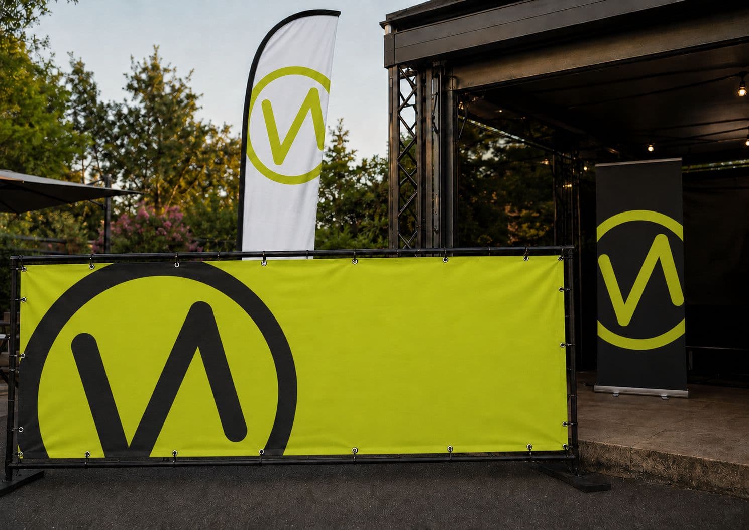 Striscione, bandiera ed espositore personalizzati per un allestimento outdoor