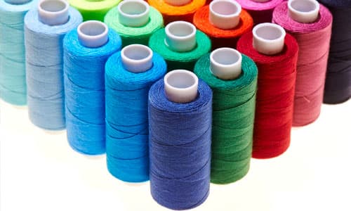 Macchina per ricamo su abbigliamento