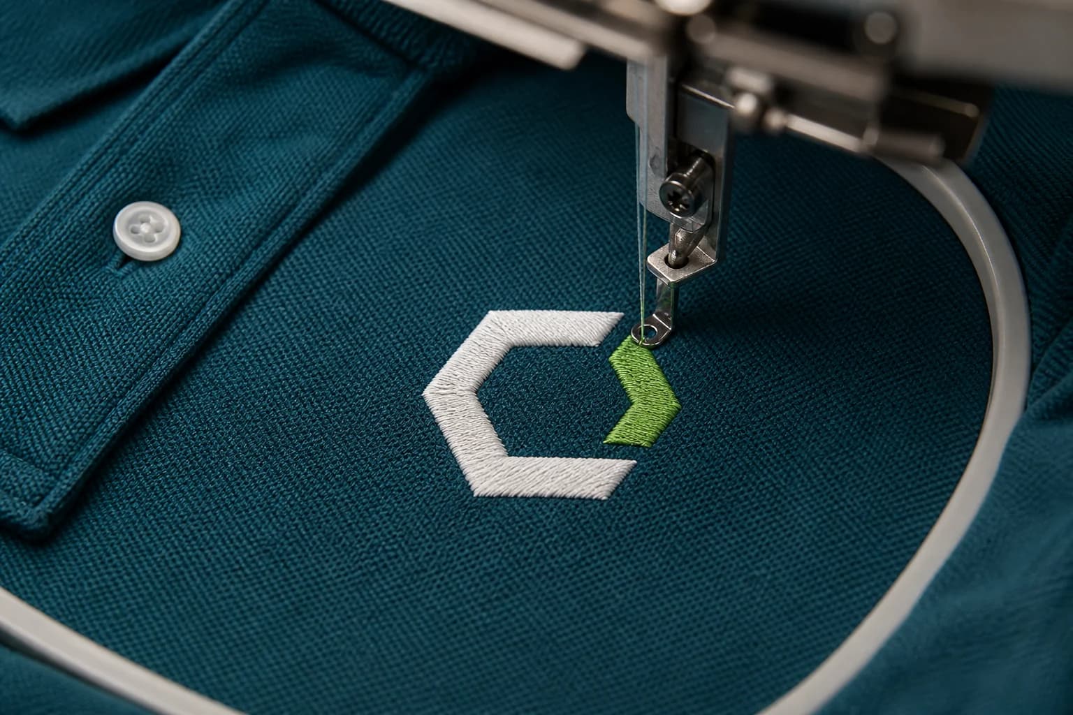 Esempio illustrativo di un logo ricamato a filo su una polo in piqué
