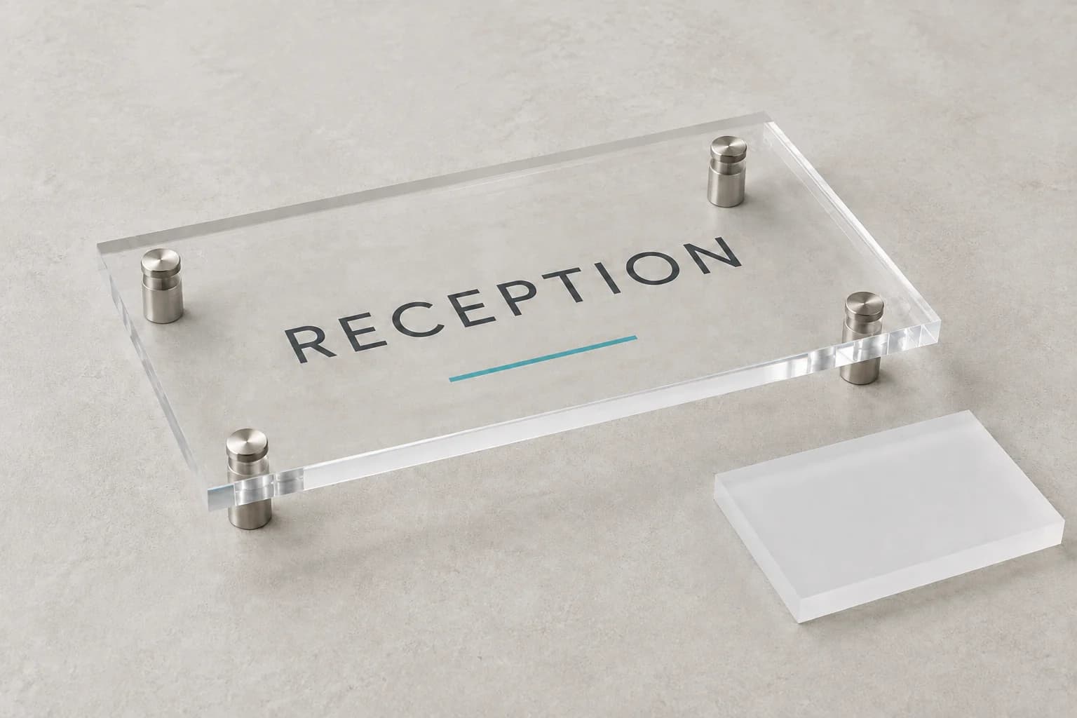 Esempio illustrativo di targa reception in plexiglass trasparente con quattro distanziali