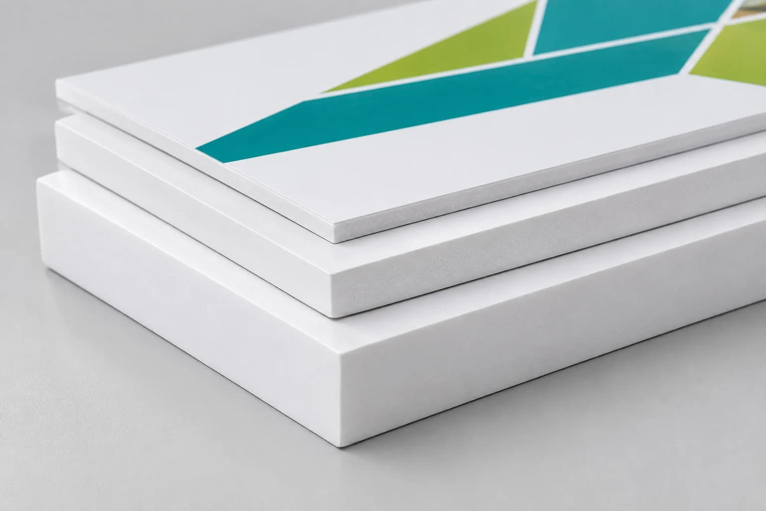 Esempio illustrativo del bordo bianco e degli spessori di tre pannelli in PVC espanso